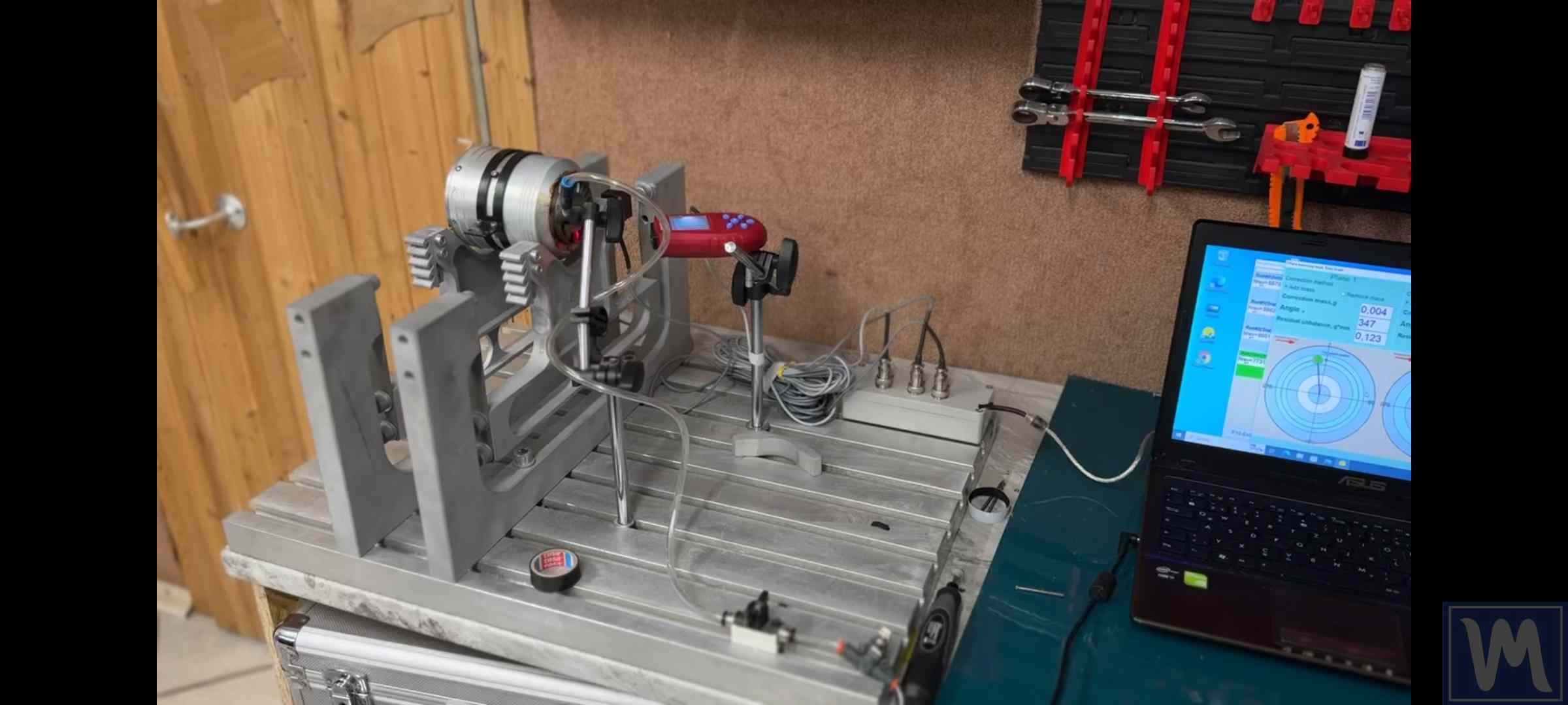Rotor de turbina de vapor en una máquina de equilibrado en un taller