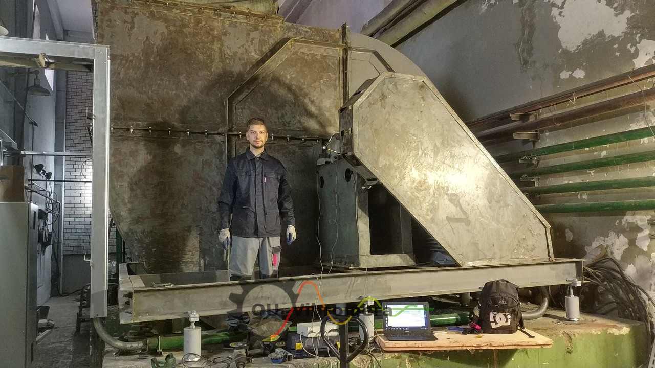 Ingeniero realizando el equilibrado in situ de un ventilador industrial con equipo portátil