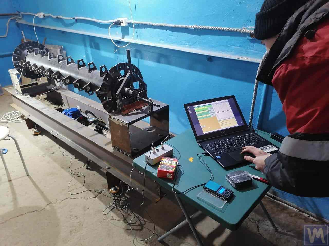 Una máquina de equilibrado antigua siendo actualizada con el moderno sistema de medición OEM Balanset-1A.